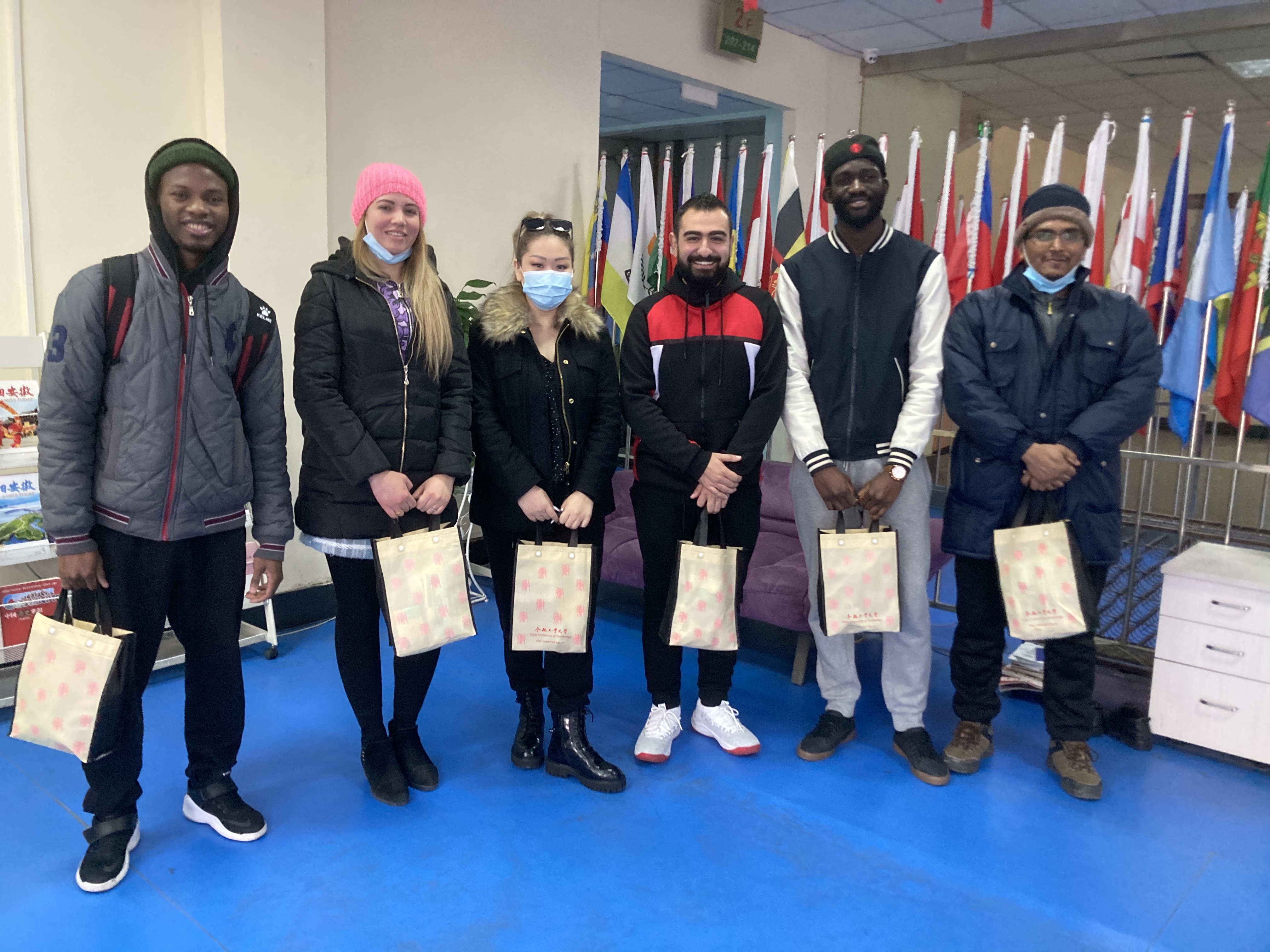 发放防疫健康包